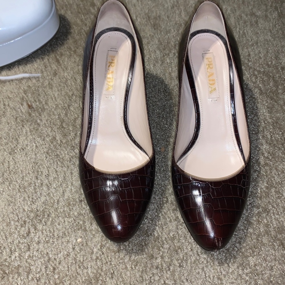 BROWN CROC EMBOSSED HEELED MULES PATTI